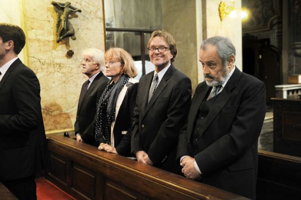 Vrhovna sodnica Barbara Zobec, na sredini, s soprogom, ustavnim sodnikom Janom Zobcem pri maši za pravnike.