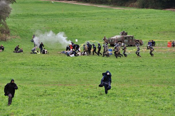 Trenutek po eksploziji, v ospredju »dva terorista«, ki sta se kasneje »spopadla« z varnostnimi silami