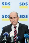 Predsednik SDS Janez Janša na tiskovni konferenci, na kateri je predstavil interpelacijo zoper celotno vlado in napovedal, da zdaj (spet) prihaja njegov čas.