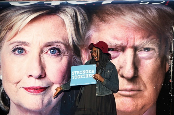 Podpornica Hillary Clinton pred avtobusom televizije CNN, ki je organizirala prvo sooočenje kandidatob