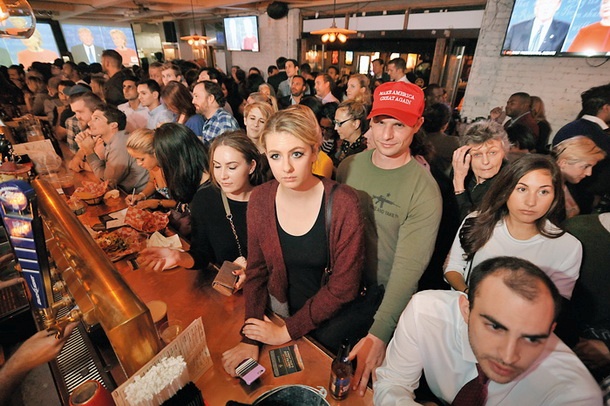 Podporniki Donalda Trumpa na Manhattnu (fant s Trumpovo čepico je v majici borcev za prosto kupovanje orožja)