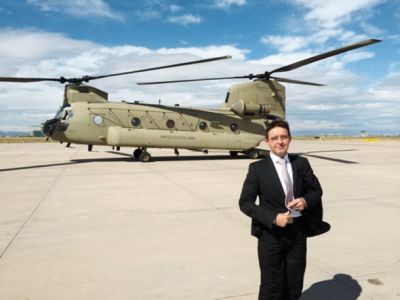 Minister Koprivnikar pred helikopterjem Chinook v Ministrovo geslo je To serve ameriškem vojaškem oporišču v Colorado Springsu