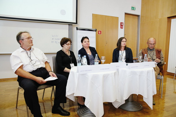 Okrogla miza o spravi, na kateri so govorili Vlado Simič, Spomenka Hribar, Andreja Valič Zver in Jože Dežman