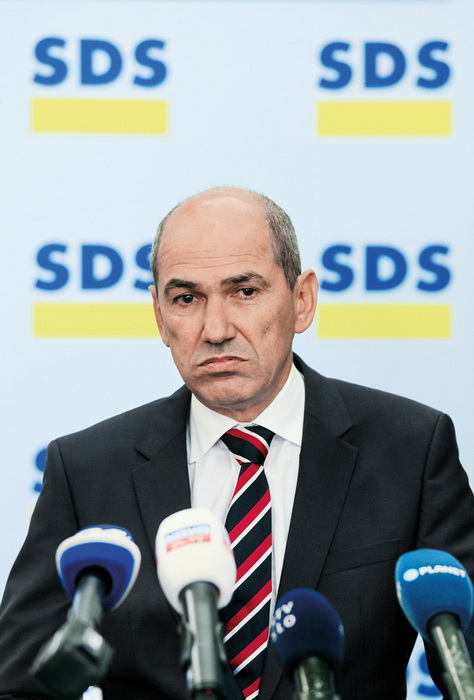 Predsednik SDS Janez Janša na tiskovni konferenci, na kateri je predstavil interpelacijo zoper celotno vlado in napovedal, da zdaj (spet) prihaja njegov čas.