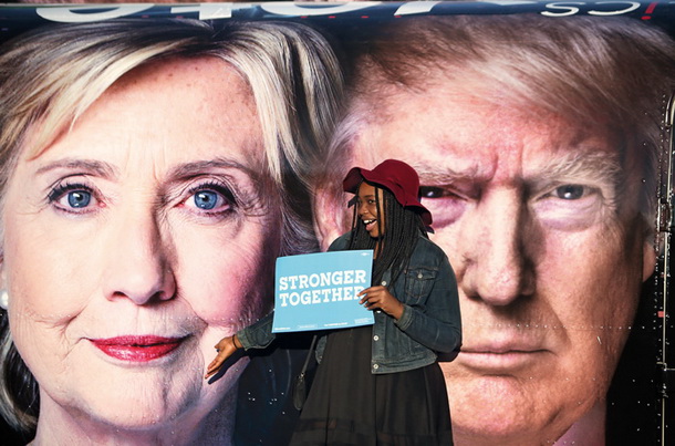Podpornica Hillary Clinton pred avtobusom televizije CNN, ki je organizirala prvo sooočenje kandidatob