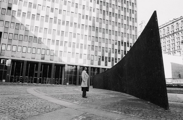 Instalacija Ukrivljeni lok, ki jo je umetnik Richard Serra leta 1981 – v okviru sheme delež za umetnost – postavil na manhattanskem trgu Foley Federal in jo moral čez nekaj let zaradi protestov prebivalcev odstraniti.