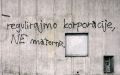 Poziv politiki, naj se ukvarja s pravimi problemi, na eni izmed ljubljanskih fasad 