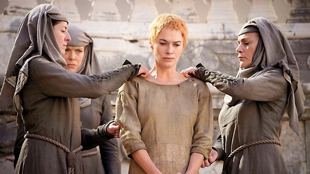 Pokora za Cersei Lannister zaradi incestnega odnosa z bratom: ostrigli so ji lase in gola je morala skozi mesto