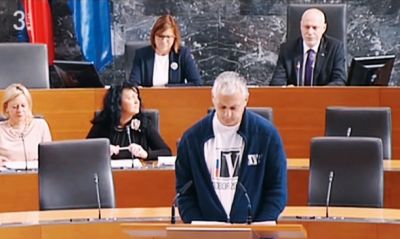 Poleg Maruše Škopac je za »škandal« v DZ poskrbel tudi v trenirko odeti Aleš Primc.