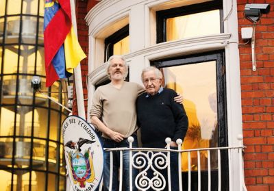 Noam Chomsky in Julian assange na balkonu ekvadorskega veleposlaništva v Londonu