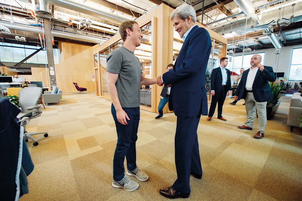 Mark Zuckerberg z ameriškim državnim sekretarjem Johnom Kerryjem 