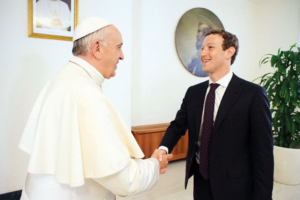Mark Zuckerberg z ameriškim državnim sekretarjem Johnom Kerryjem 