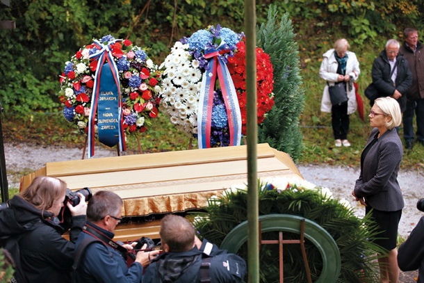 Slava junakom: venec domobranske veteranske organizacije Nova slovenska zaveza pred Hudo jamo