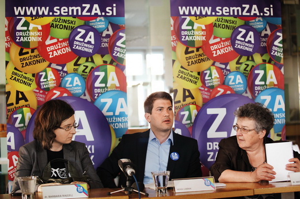 Miha Lobnik v času, ko je bil vodja koordinacije pri Gibanju za družinski zakonik (levo od njega sedi Barbara Rajgelj, desno Mateja Kožuh Novak) 