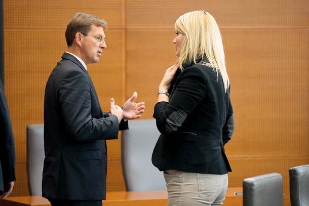 Snovalca protiustavnega zakona: magistra prava, notranja ministrica Vesna Györkös Žnidar, in doktor prava, predsednik vlade Miro Cerar