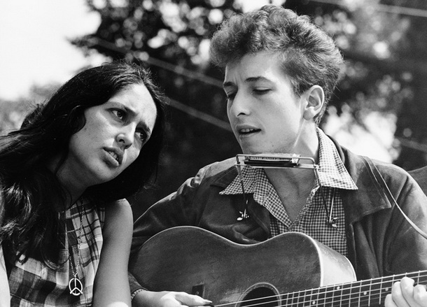 Joan Baez in Bob Dylan na pohodu za človekove pravice vv  WWaasshhiinnggttoonnuu  leta 1963. Skupaj sta zapela We shall overcome. 