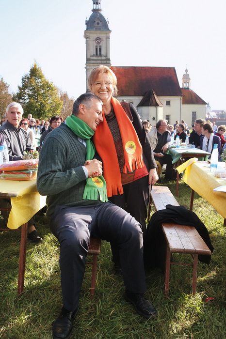 Vodji Gibanja za otroke in družine Aleš Primc in Metka Zevnik se želita prikazati kot nasmejana in iskrena borca za normalnost in življenje.