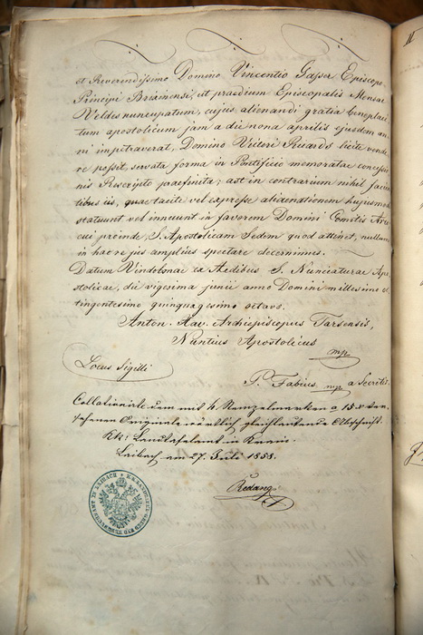 Prva in zadnja stran kupoprodajne pogodbe iz leta 1858, na podlagi katere je cerkev na Slovenskem prodala gozdove z vsemi nepremičninami vred v okolici Bleda in Bohinja. Čeprav jih je prodala, ji je Slovenija po osamosvojitvi gozdove in nepremičnine vrnila v imenu poprave krivic. Pogodbo smo fotograﬁ rali v Arhivu Slovenije. 