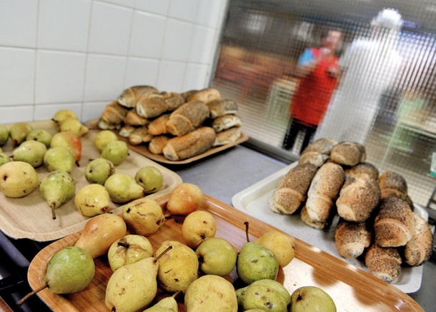 Država lačnim otrokom namesto toplega obroka ponuja kruh in sadje