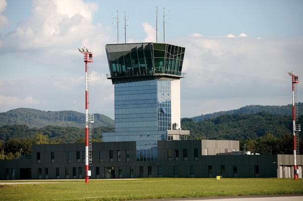V Natovo letališče Cerklje bodo v naslednjih dveh letih vložili še dodatne tri milijone evrov. Toliko bi potrebovali za lačne otroke.