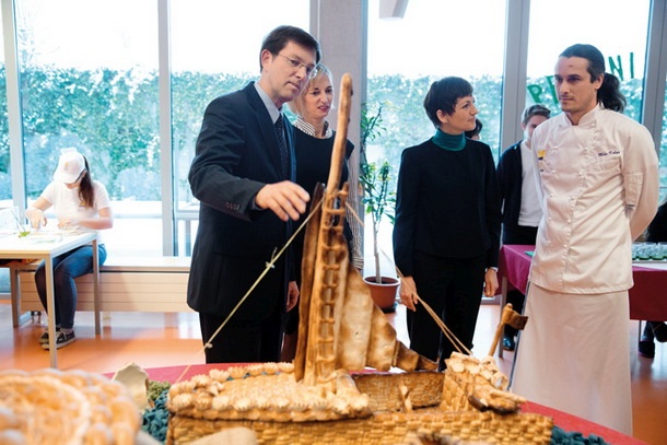 Hrane je dovolj, samo sočutja je premalo: Miro Cerar v Biotehniškem izobraževalnem centru