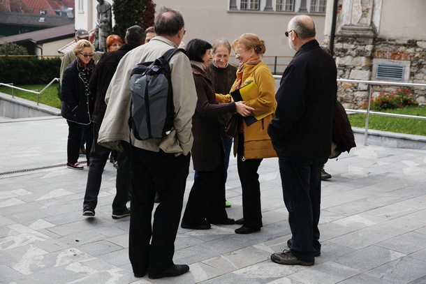 Stara starša velenjskih dečkov na prvem taboru Gibanja za otroke in družine 16. oktobra pri Slovenski Bistrici (na fotografi ji z Metko Zevnik, sovoditeljico gibanja)