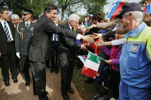 Slovenski in italijanski otroci na slovesnosti ob postavitvi spomenika v Doberdobu