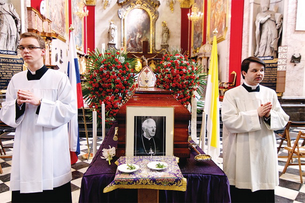 Krsta ljubljanskega škofa dr. Gregorija Rožmana med pogrebnim obredom leta 2013 v ljubljanski stolnici