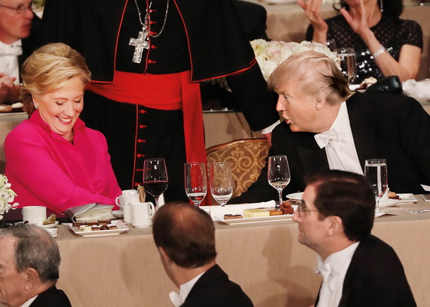 Hillary Clinton in Donald Trump na tradicionalni večerji predsedniških kandidatov v hotelu Waldorf Astoria v New Yorku. Za njima je kardinal Timothy Dolan.  