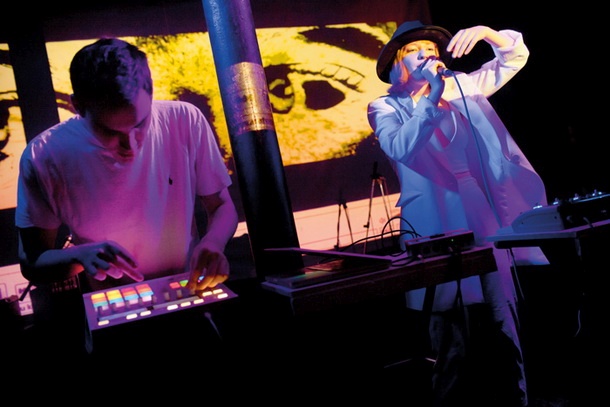 Ljubljanski inštrumentalno-vokalni dvojec Memowu je nedvomno upravičil naziv »live act«.