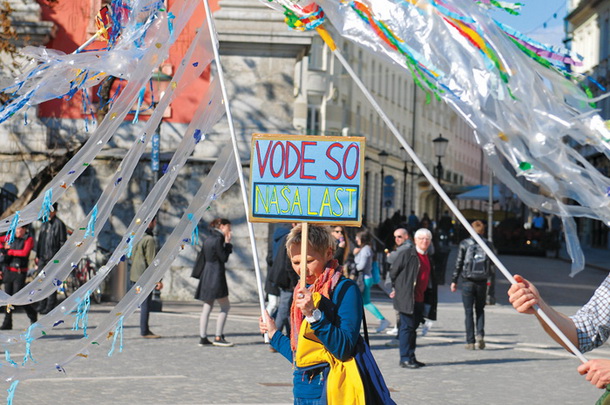 Protest proti privatizaciji vodnih virov iz leta 2013, v času, ko je politika začela resneje razmišljati o spremembi ustave