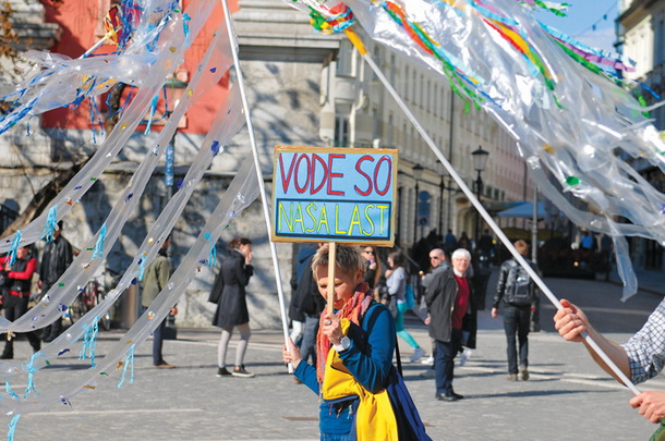 Protest proti privatizaciji vodnih virov iz leta 2013, v času, ko je politika začela resneje razmišljati o spremembi ustave