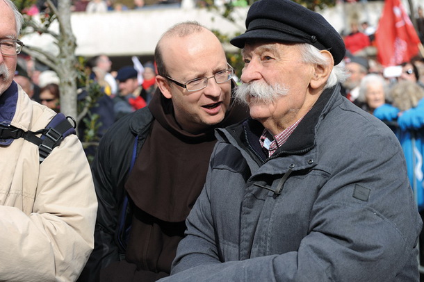 Pater Bogdan Knavs, na sliki skupaj z nekdanjim predsednikom Zveze združenja borcev za vrednote NOB Janezom Stanovnikom, že nekaj časa prireja maše za partizane. Zadnjo je imel pred dnevi v cerkvi sv. Jerneja v Spodnji Šiški