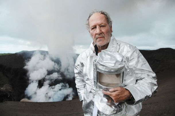 Za potrebe dokumentarnega ﬁ lma Into the Inferno (V pekel) se je legendarni nemški režiser Werner Herzog odpravil do ognjeniškega žrela. Že drugič v svoji karieri.