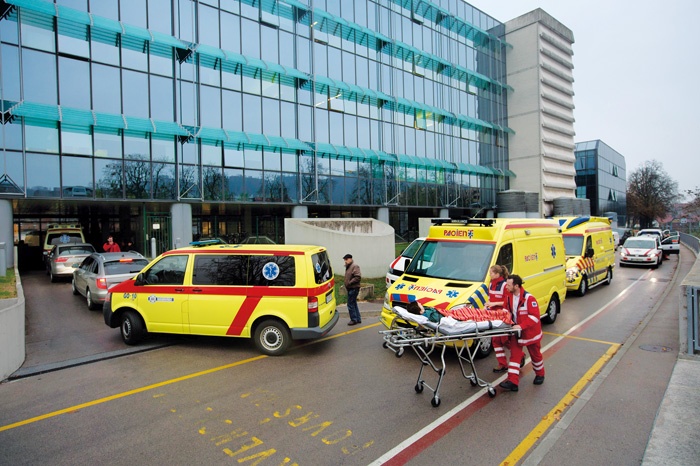 Jutranja gneča pred zadnjih vhodom v Onkološki inštitut.