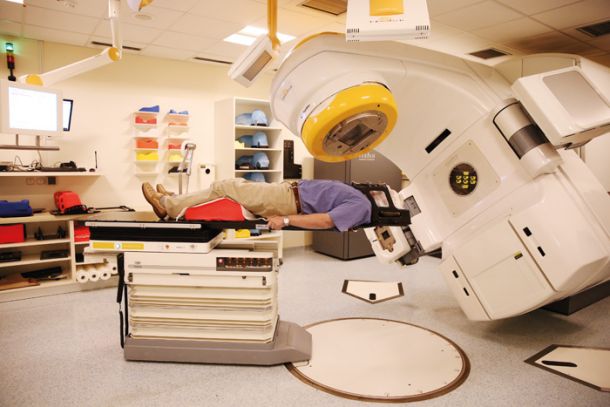 Radioterapija pride v poštev pri več kot polovici vseh vrst raka. Na sliki obsevanje glave na Onkološkem inštitutu. 