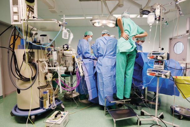 Operacija na Onkološkem inštitutu. Kirurgija je v večini primerov raka še vedno eden ključnih sestavnih delov zdravljenja.