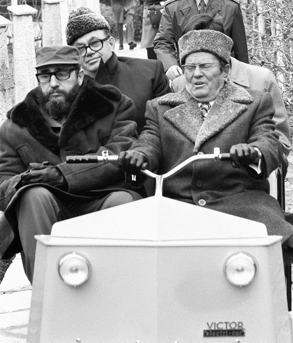 Z električnim avtomobilom na Brionih leta 1976: spredaj Fidel Castro in Tito, zadaj Stane Dolanc. 