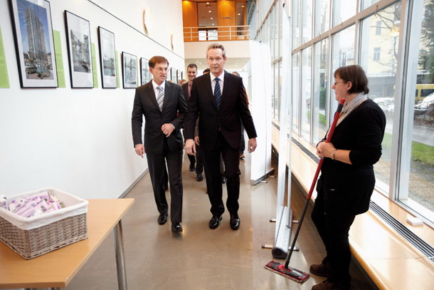 Srečanje dveh svetov. Vrh slovenskega gospodarstva, ki sta se ga udeležila tudi premier Miro Cerar in vodja kabineta podpredsednika evropske komisije za enotni digitalni trg Juhan Lepassaar, Bled