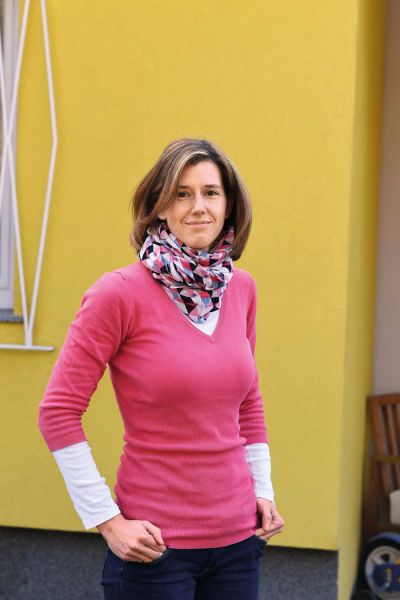 Mojca Žerdin živi v Mariboru, dela pa na Ptuju. Na vprašanje, kako si z možem, ki je tudi zdravnik, organizirata življenje, odgovori z eno besedo: babici. 