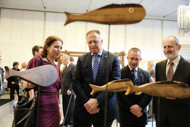 Minister Počivalšek med občudovanjem lesenih, sonaravnih izdelkov na razstavi Čar lesa