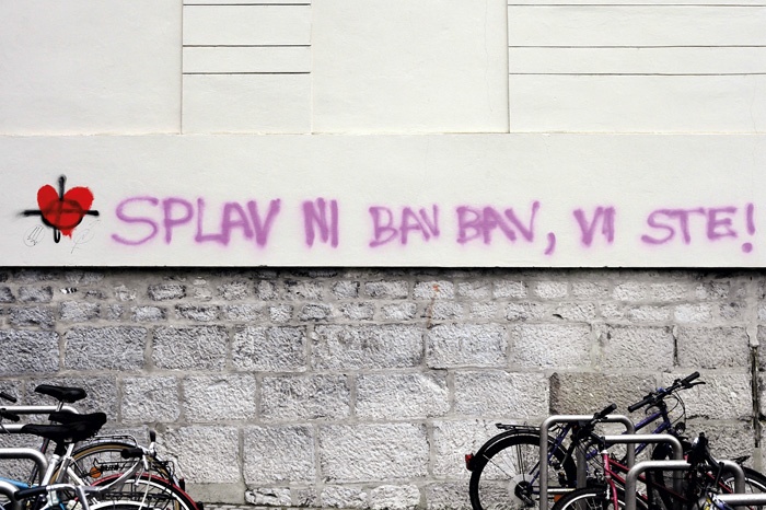 Grafit na pročelju cerkvene stavbe, kjer so predvajali  propagandni film proti pravici splava