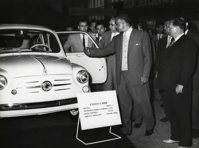 Tito in Naser na razstavi motorjev in motornih vozil na Gospodarskem razstavišču v Ljubljani leta 1960
