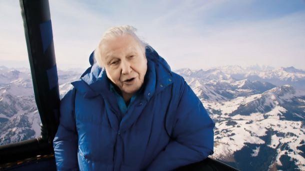 Sir David Attenborough v balonu nad švicarskimi Alpami med snemanjem serije Planet Zemlja II.