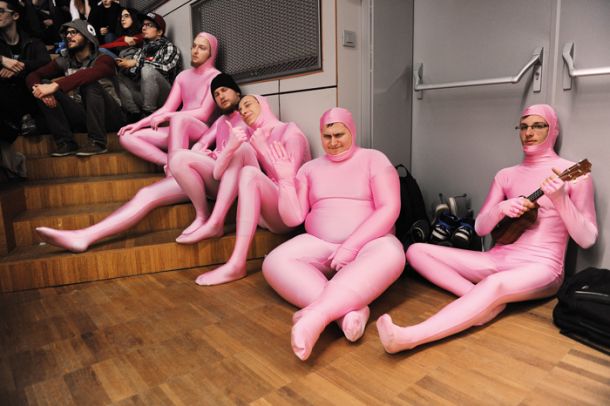 Ker je bila dvorana polna, je pet prijateljev, od glave do peta oblečenih v roza spandeks, tekmovanje v cosplayu spremljalo kar na tleh