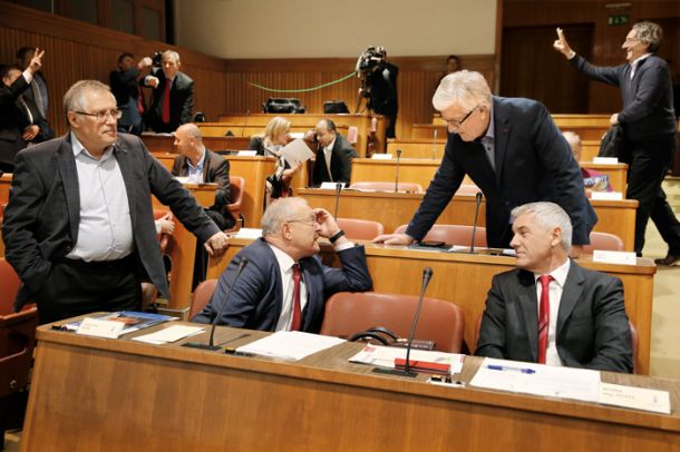 Dr. Stanislav Pejovnik in Branimir Štrukelj z dvignjenima prstoma v znak zmage, potem ko so državni svetniki zavrnili veto na praznični 2. januar, ki so ga vložili svetniki interesne skupine delodajalcev (v ospredju).