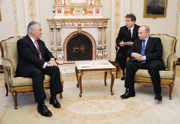 Bratje v orožju: Rex Tillerson, bodoči ameriški državni sekretar, direktor mogočne naftne korporacije Exxon Mobil, ki ga je Putin leta 2013 osebno odlikoval z redom prijateljstva