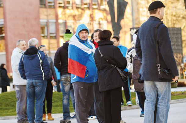 Zbor zaskrbljenih občanov pred velenjsko občino. Ker niso uspeli, so si zaradi načrtov o azilnem domu zaželeli plebiscita. Občina jih je zavrnila, sedaj pa razmišljajo o »nadaljnjih korakih«.