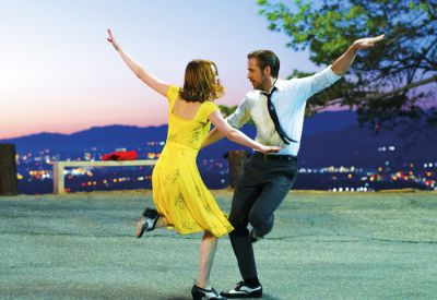 Mia (Emma Stone) in Sebastian (Ryan Gosling), junaka dežele la la, dežele avdicij in čakalnih vrst.