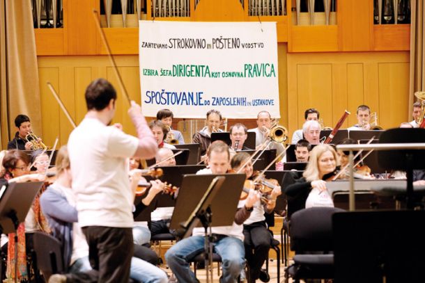 Novinarska konferenca stavkovnega odbora orkestra Slovenske filharmonije, ki je potekala ob spremljavi orkestra, Slovenska filharmonija, Ljubljana